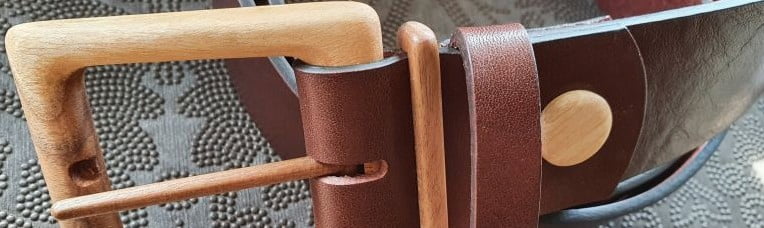 pas iz usnja z ročno izdelano leseno zaponko